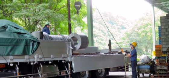 クレーンやフォークリフトを使って部材を受入します