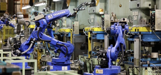 部品の加工は主にロボットによって部品の共有や搬送を行います。