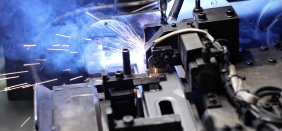 ロボットによって溶接を行い、ミスなく安全に作業を行います