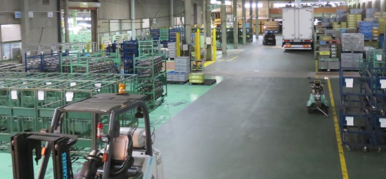 出荷作業指示書に沿って、製品の順番や内容に間違いがないか丁寧にチェックを行い、トラックへ積み込みます